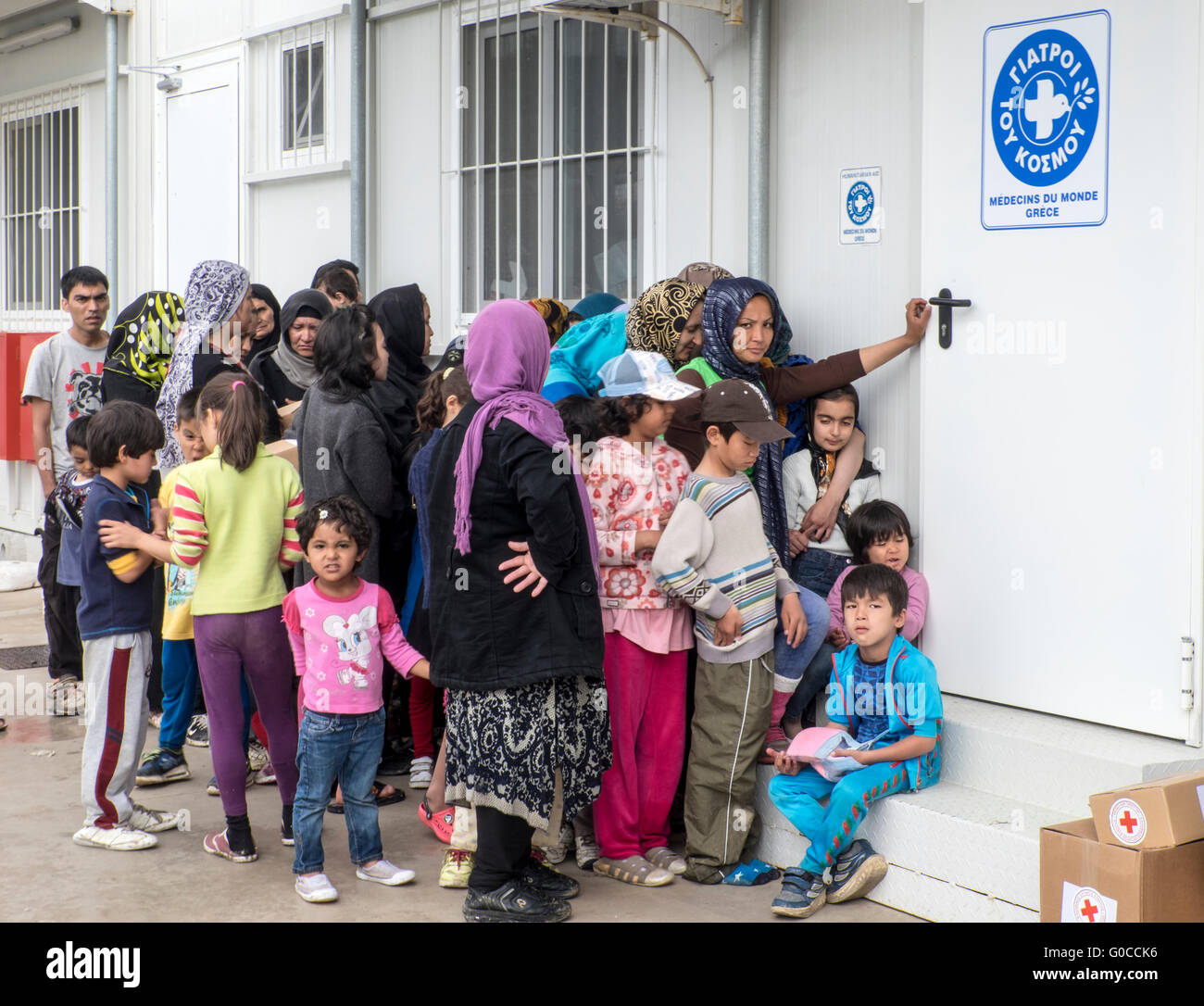 Les réfugiés au camp de réfugiés de la Moria sur l'île de Lesbos, attendre  en ligne pour les soins médicaux d'une ONG locale Photo Stock - Alamy