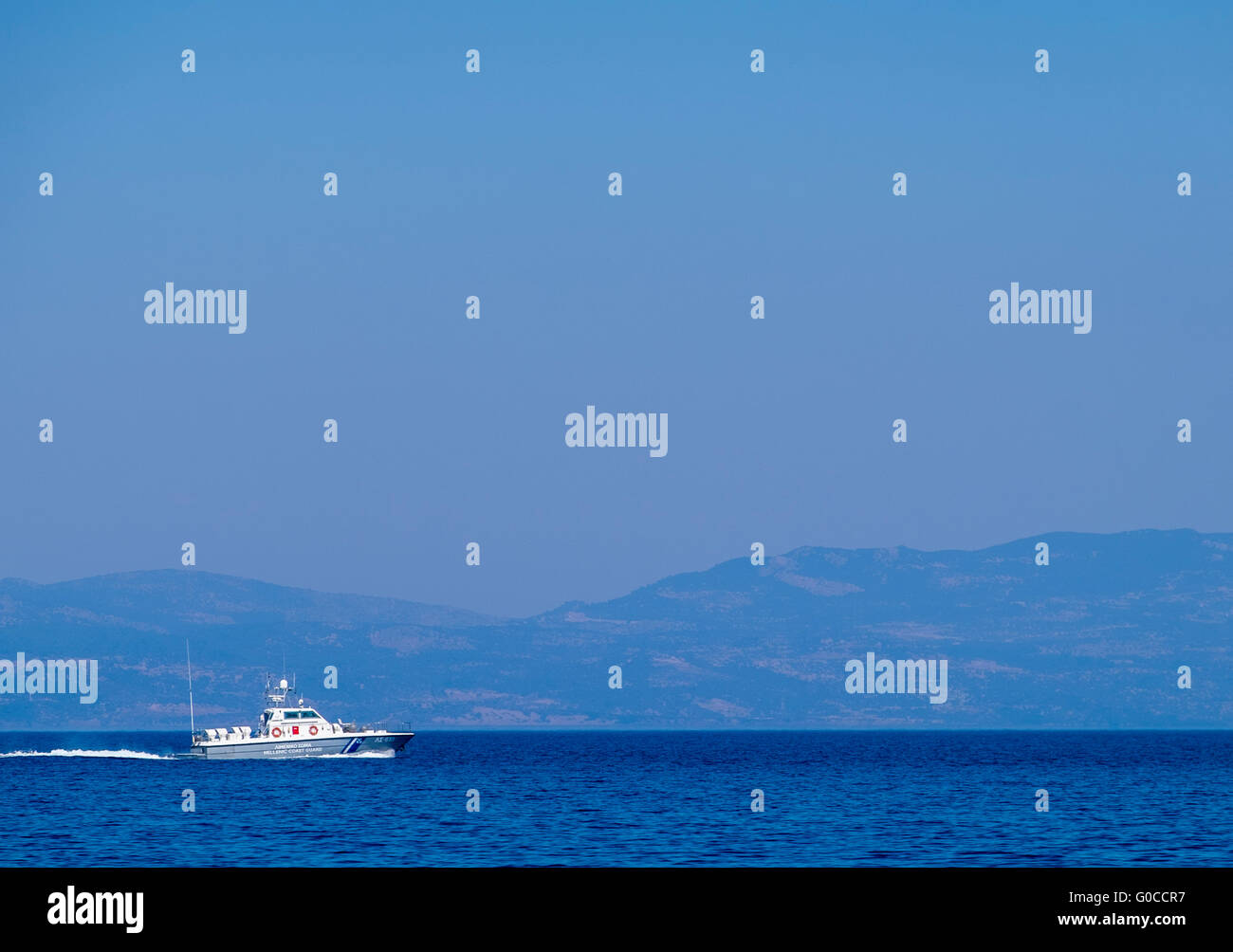 Un garde-côtes grecs les patrouilles de canal de la mer entre la Turquie et la Grèce afin d'aider les radeaux de réfugiés en détresse. Banque D'Images