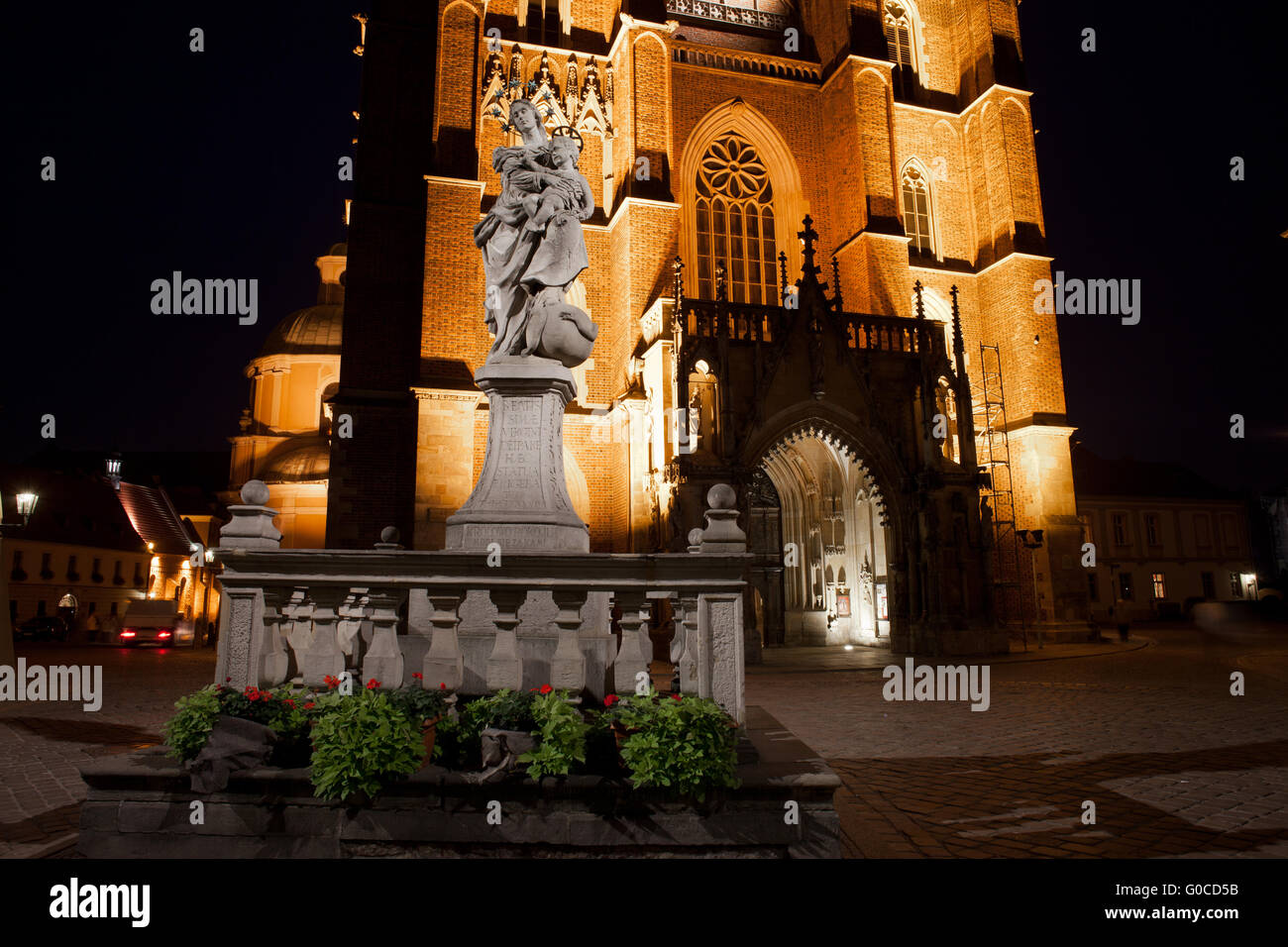 Statue de la Vierge Marie avec l'Enfant Jésus de nuit andCathedral de Saint-Jean-Baptiste, Ostrow Tumski, Wroclaw, Pologne Banque D'Images