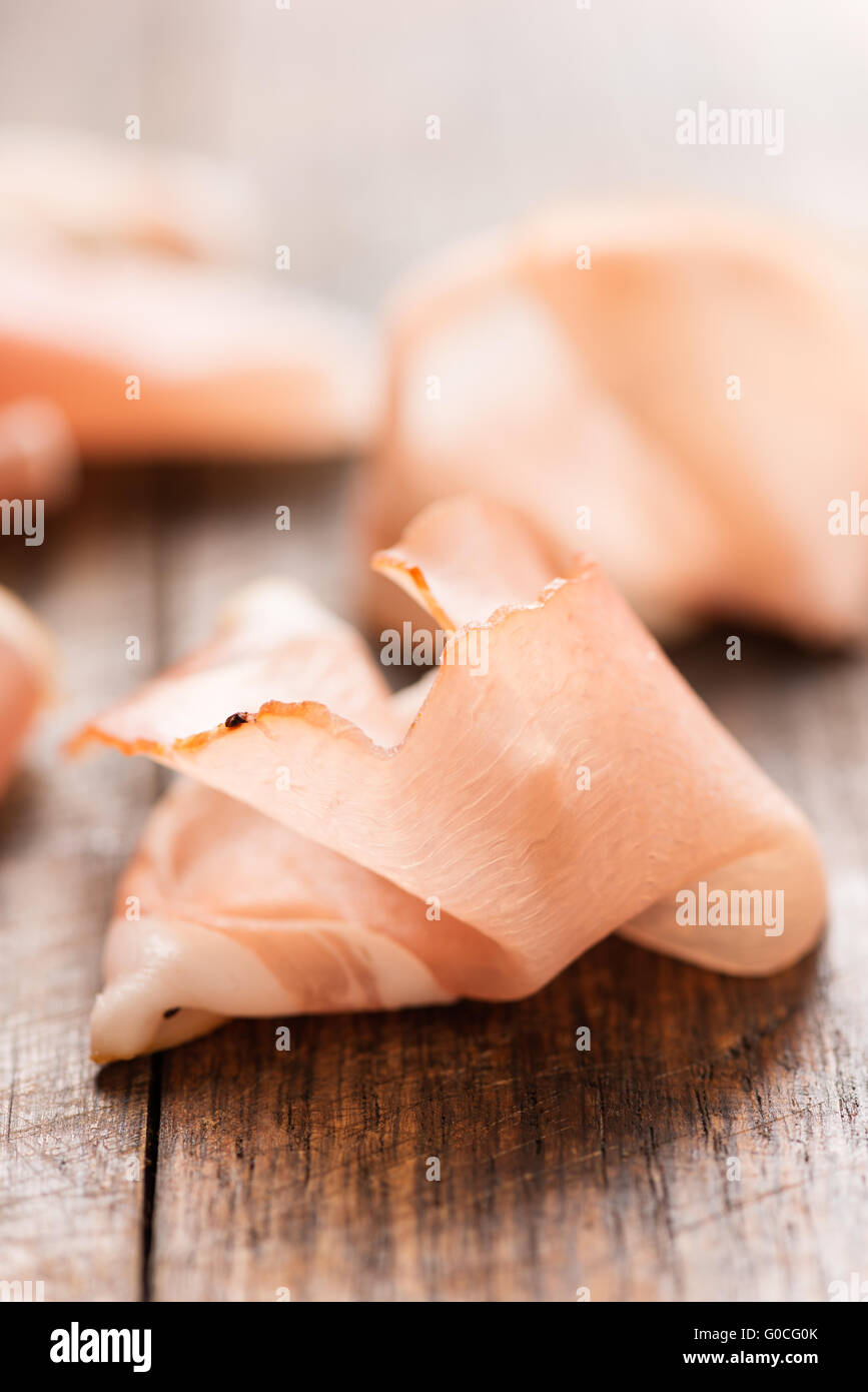 Jambon de montagne sur fond de bois vertical macro Banque D'Images