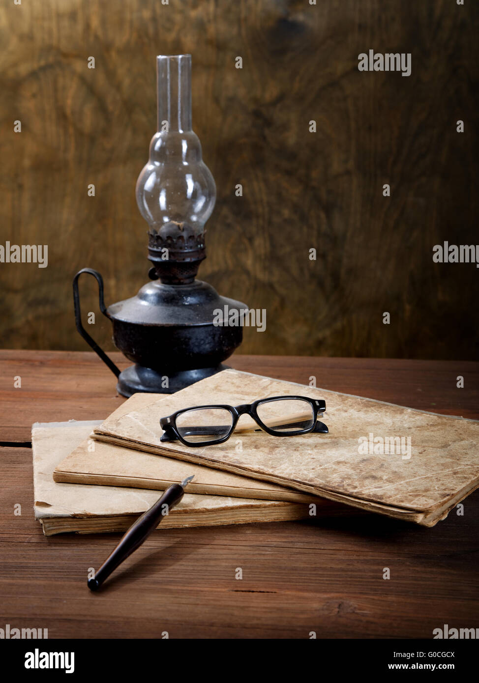 La nature morte avec de vieux livres de l'écriture et une lampe à huile Banque D'Images La nature morte avec de vieux livres de l'écriture et une lampe à huile Banque D'Images