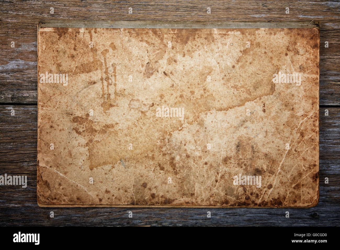 La texture d'une vieille version-livre sur une vieille planche Banque D'Images La texture d'une vieille version-livre sur une vieille planche Banque D'Images