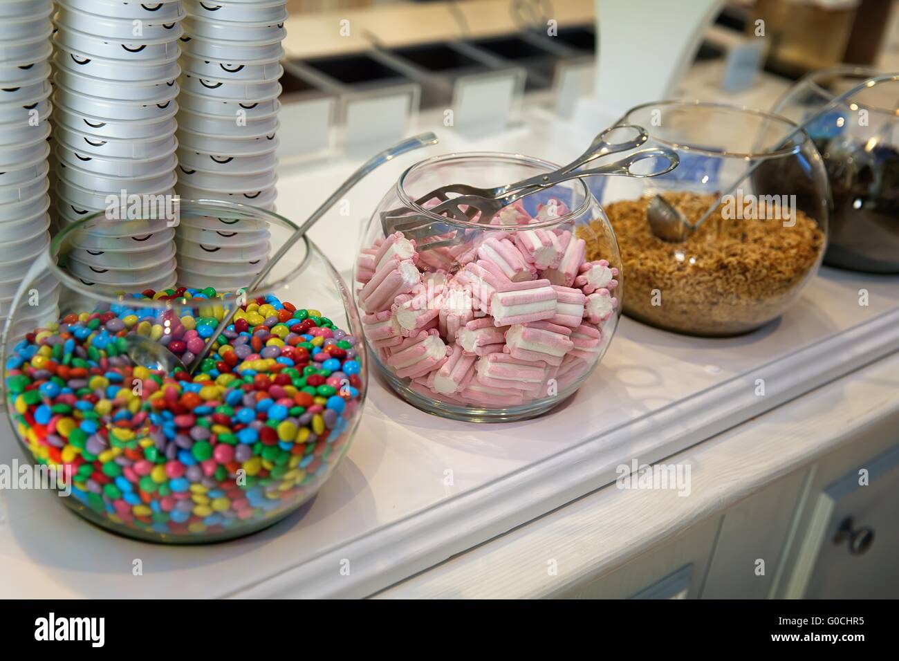 Bols de bonbons et gâteries pour décorer différents plats sucrés Banque D'Images