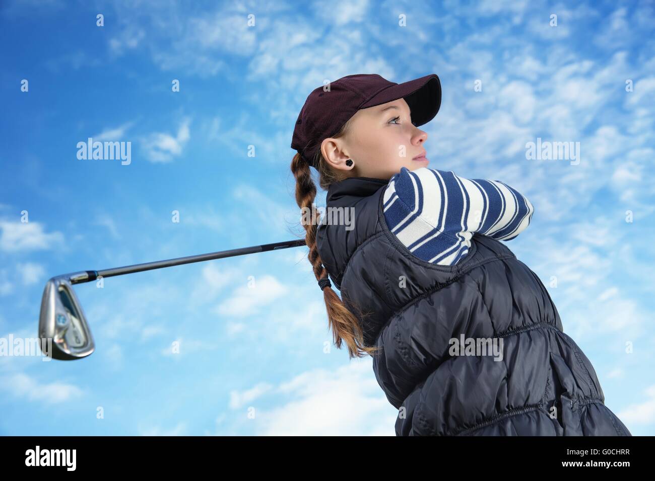 Jolie jeune femme golfeur Vue de dessous contre un Banque D'Images