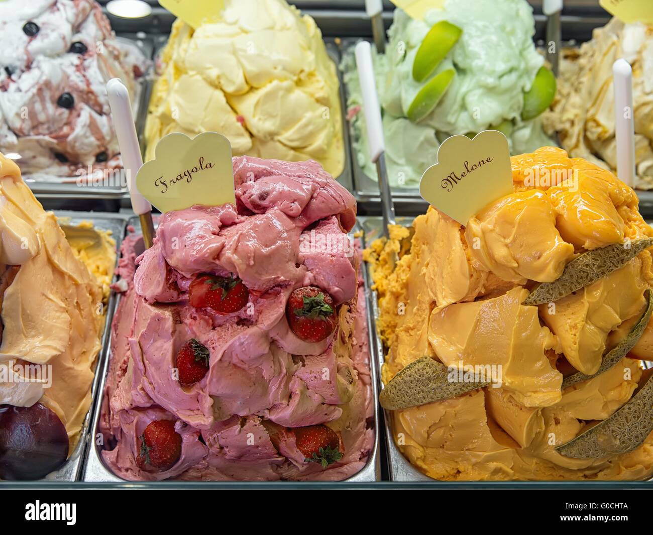 Variété de délicieuses glaces sous fenêtre de magasinage Banque D'Images