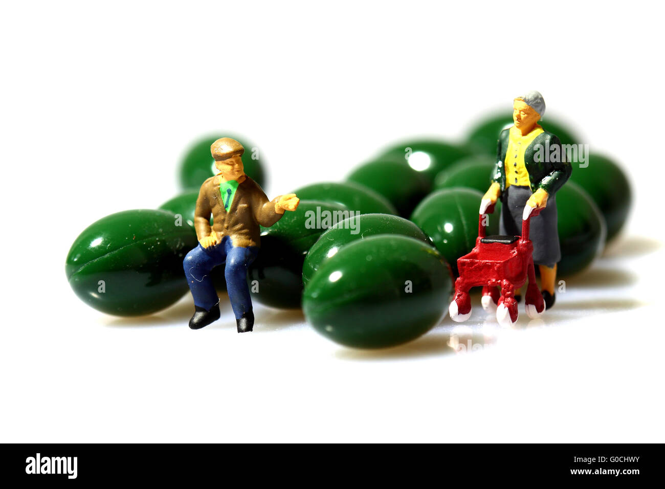 Les retraités miniature avec capsules médicament isolé sur fond blanc Banque D'Images