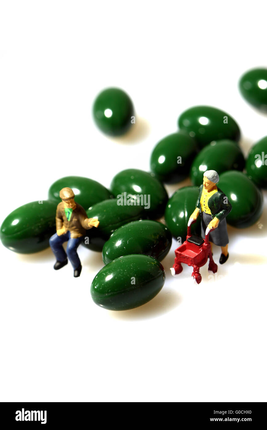Les retraités miniature avec capsules médicament isolé sur fond blanc Banque D'Images