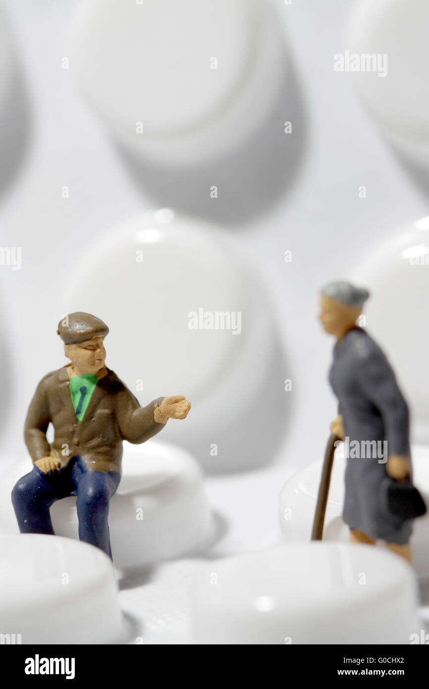 Modèle à l'échelle miniature de retraités des bandes de médecine comprimés Banque D'Images