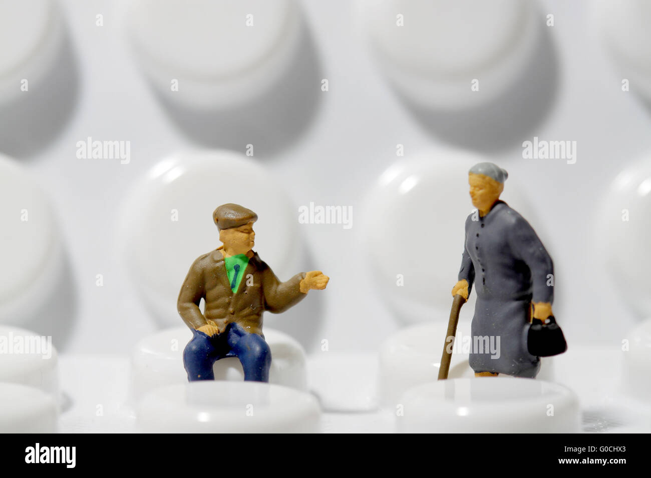 Modèle à l'échelle miniature de retraités des bandes de médecine comprimés Banque D'Images