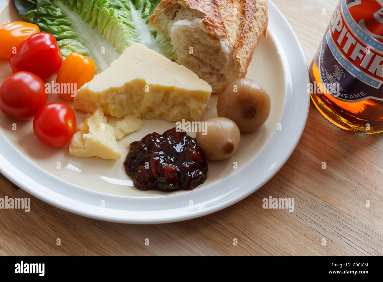 Plowmans le déjeuner traditionnel anglais composé de pain, fromage, cornichon et la bière Banque D'Images