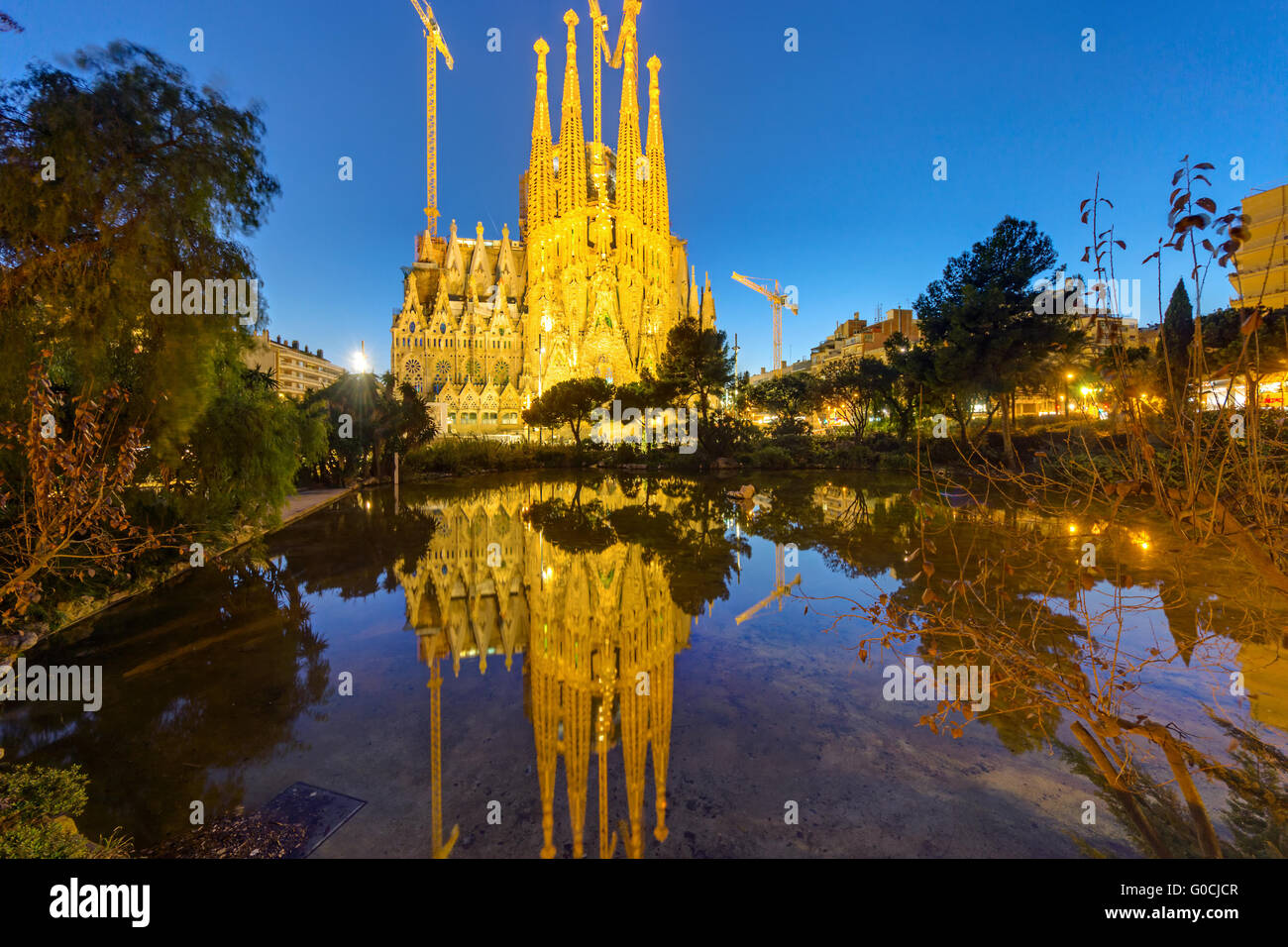 La célèbre Sagrada Familia de Barcelone à l'aube Banque D'Images