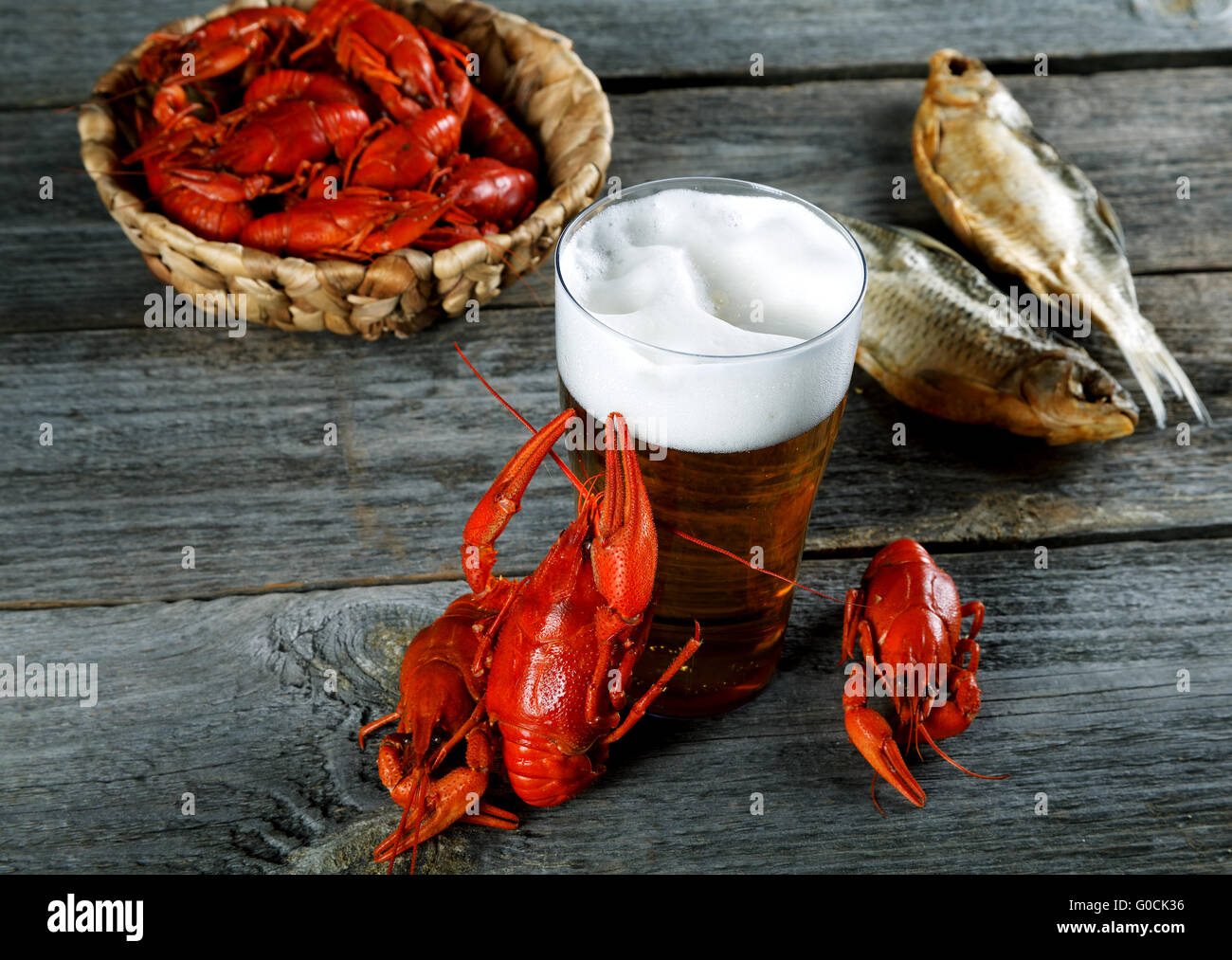 Les écrevisses bouillies savoureux poisson et vyaleny bière sur table ancienne Banque D'Images