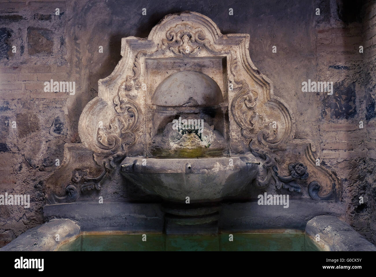 Une vieille fontaine à l'intérieur de l'hôtel Casa Santo Domingo à Antigua Guatemala, Guatemala. L'hôtel de luxe et le musée est situé sur le terrain de la monastère de Santo Domingo, qui était autrefois un bastion de l'un des plus grands couvents dans les Amériques. Banque D'Images