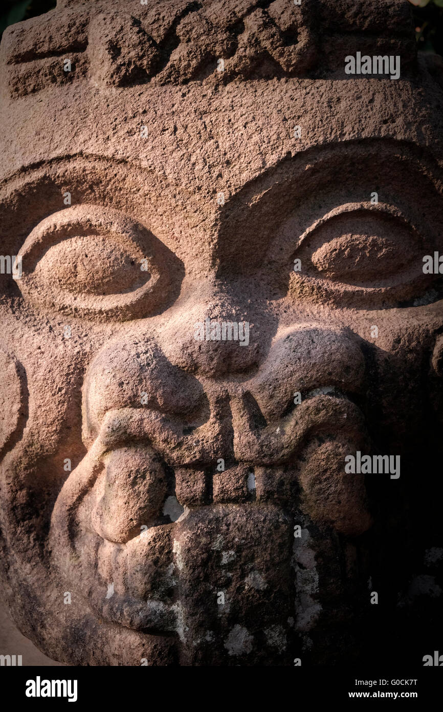 Détail d'une stèle maya monument de la Mésoamérique ancienne affichée à l'intérieur de l'hôtel Casa Santo Domingo à Antigua Guatemala, Guatemala. L'hôtel de luxe et le musée est situé sur le terrain de la monastère de Santo Domingo, qui était autrefois un bastion de l'un des plus grands couvents dans les Amériques. Banque D'Images