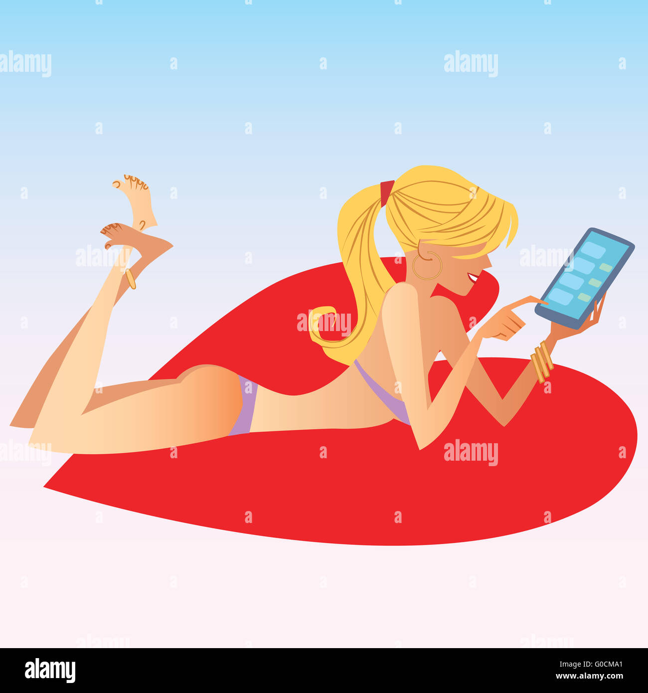 La fille blonde en maillot porte sur smartphone Banque D'Images