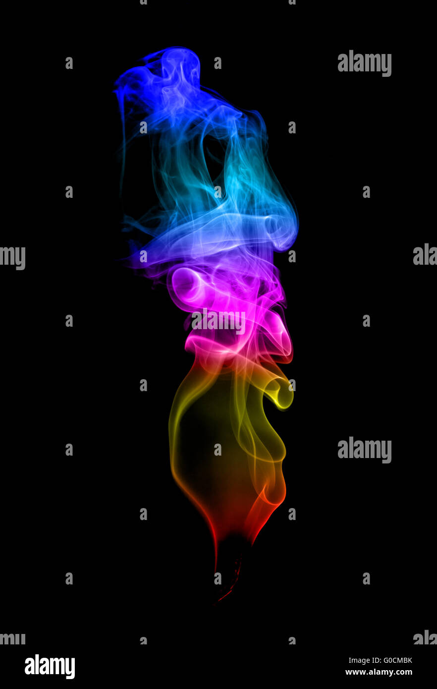 Résumé La fumée multicolore sur fond sombre Banque D'Images