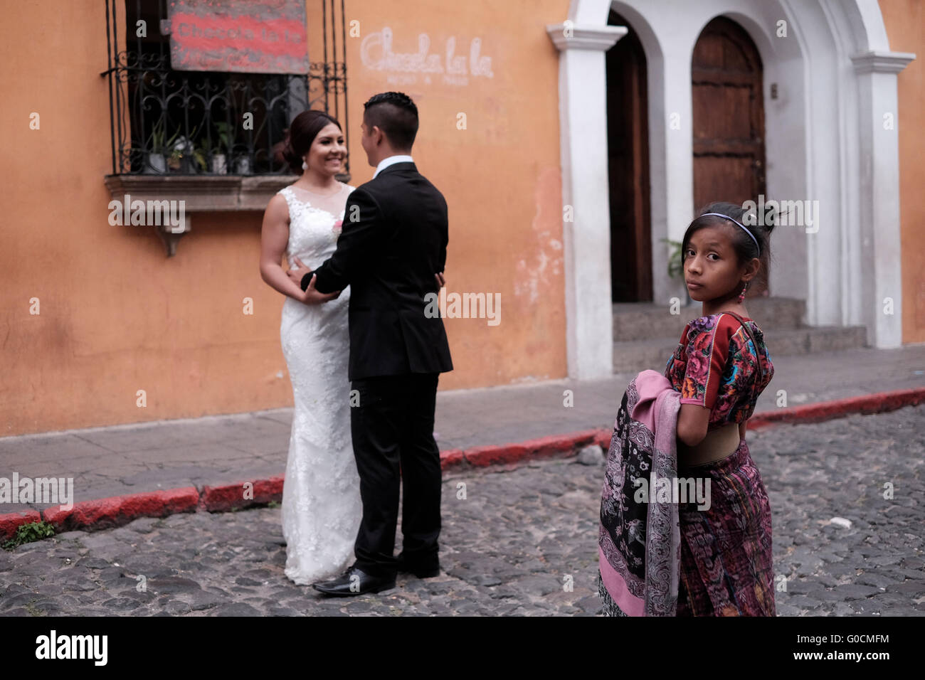 Une mariée et le marié pendant une session de photographie de mariage en une ville dans les hauts plateaux du Guatemala Banque D'Images