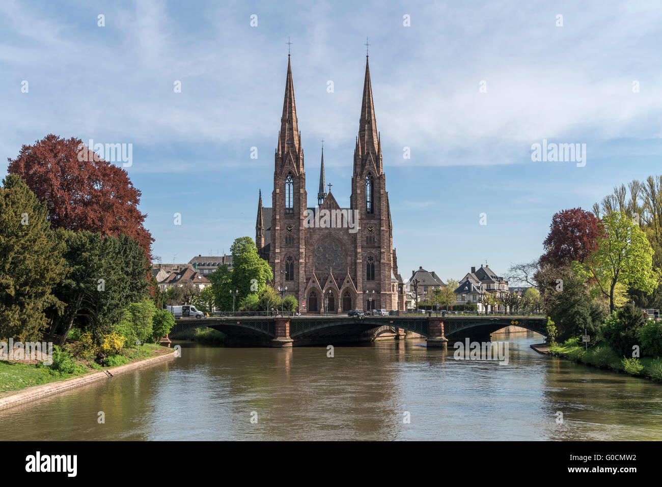 L'église Saint-Paul de protestant et de l'Ill à Strasbourg, Alsace, France Banque D'Images