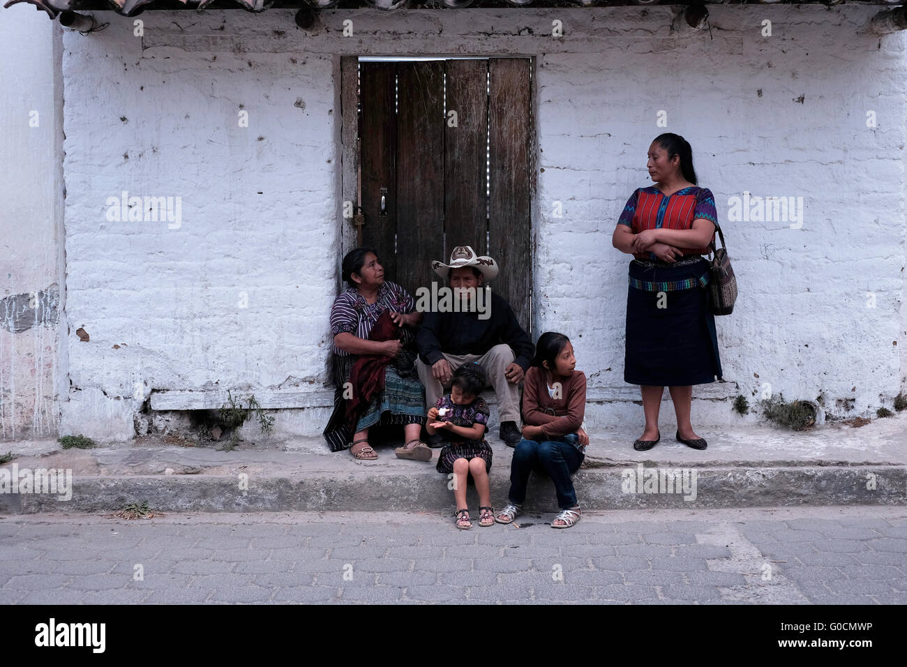 Une famille maya à Chichicastenango également connu sous le nom de Santo Tomás Chichicastenango une ville dans le département de Guatemala El Quiché, connu pour sa culture Maya Kiche traditionnels. Banque D'Images