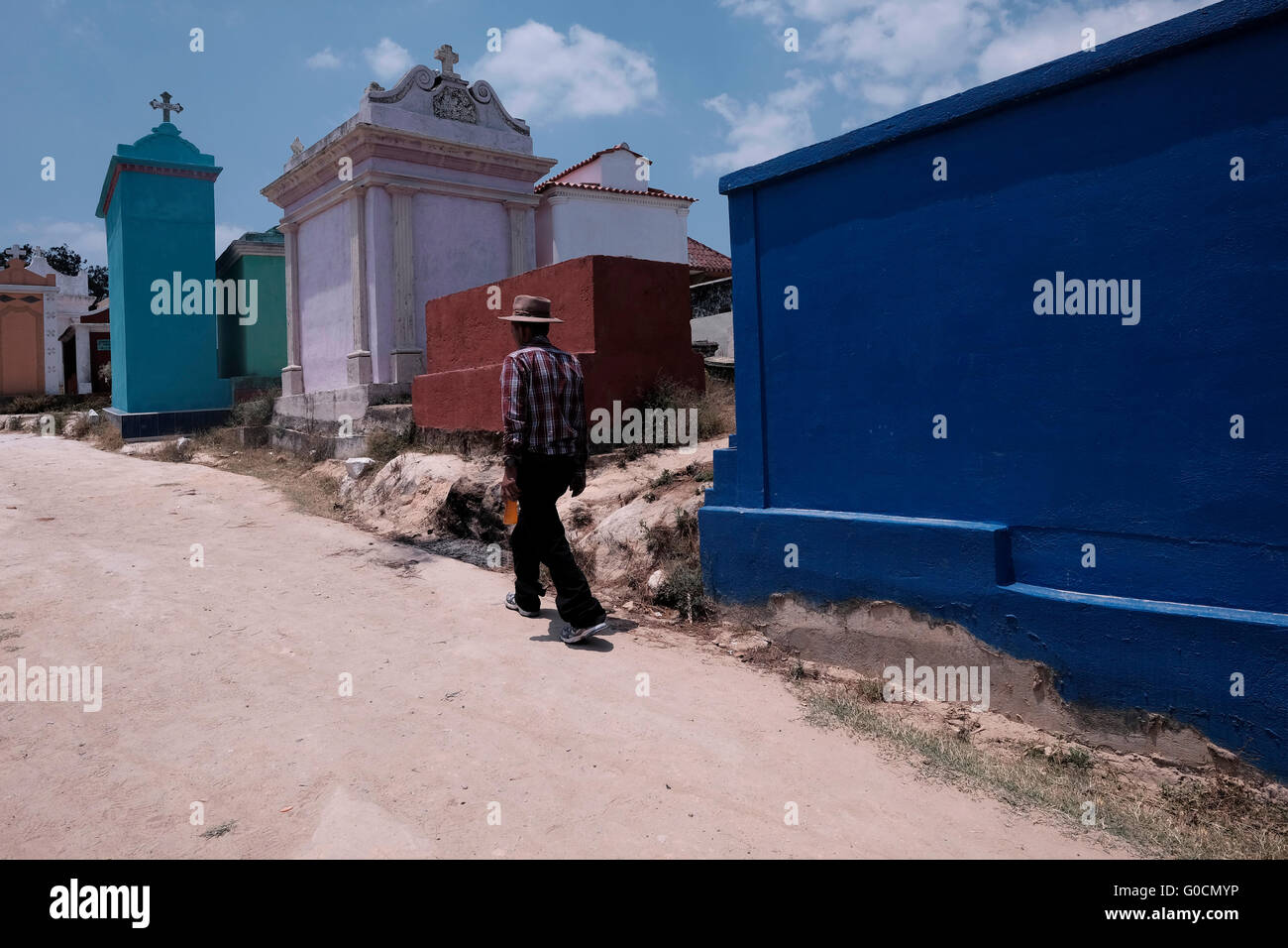 En passant par l'homme Local peint de couleurs vives, des mausolées et des cryptes hors sol au cimetière de Chichicastenango également connu sous le nom de Santo Tomás Chichicastenango une ville dans le département de Guatemala El Quiché, connu pour sa culture Maya Kiche traditionnels. Banque D'Images