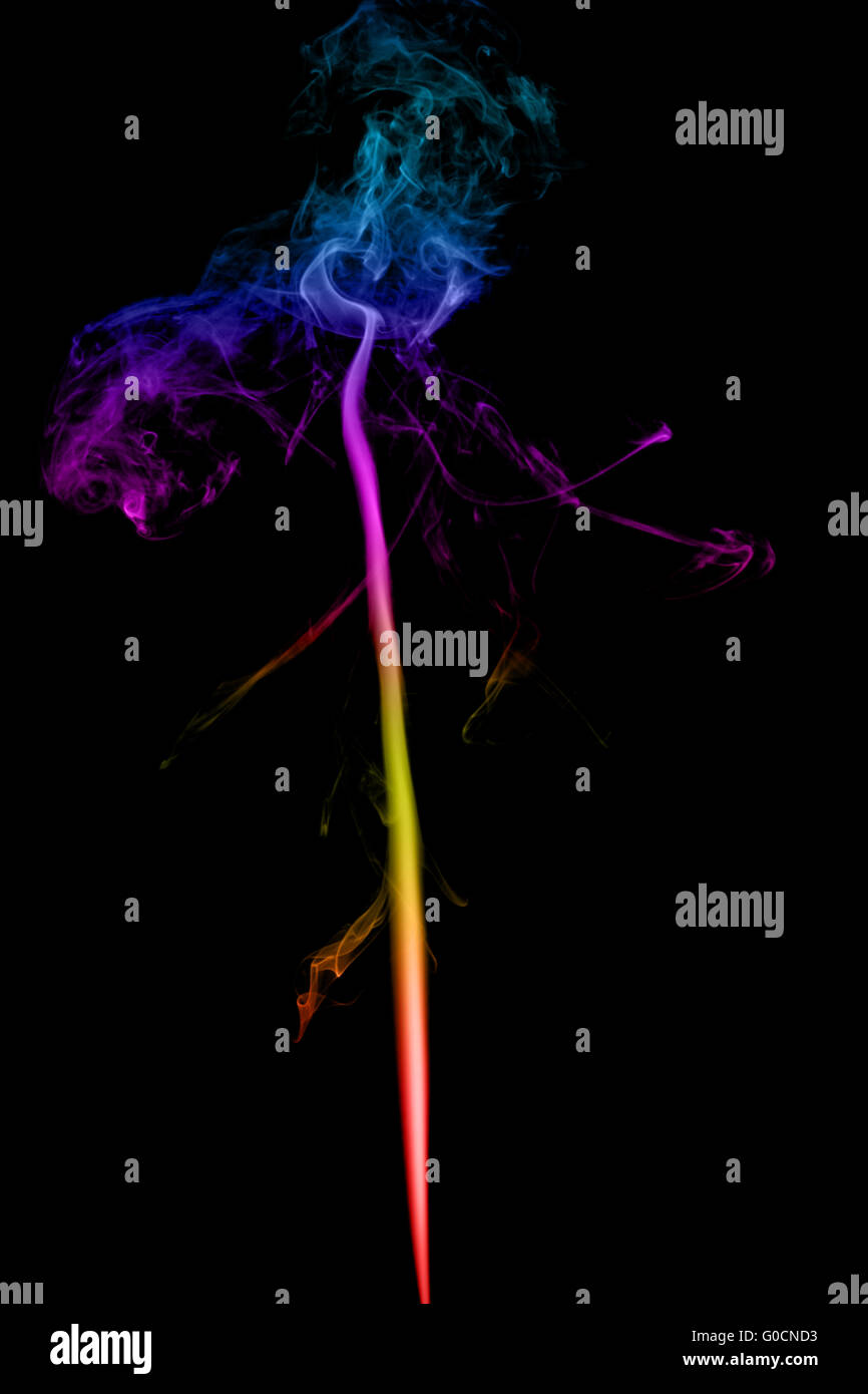 Résumé La fumée multicolore sur fond sombre Banque D'Images
