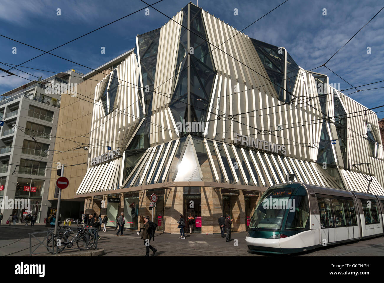 Grand magasin Le Printemps et tramway à Strasbourg, Alsace, France Banque D'Images