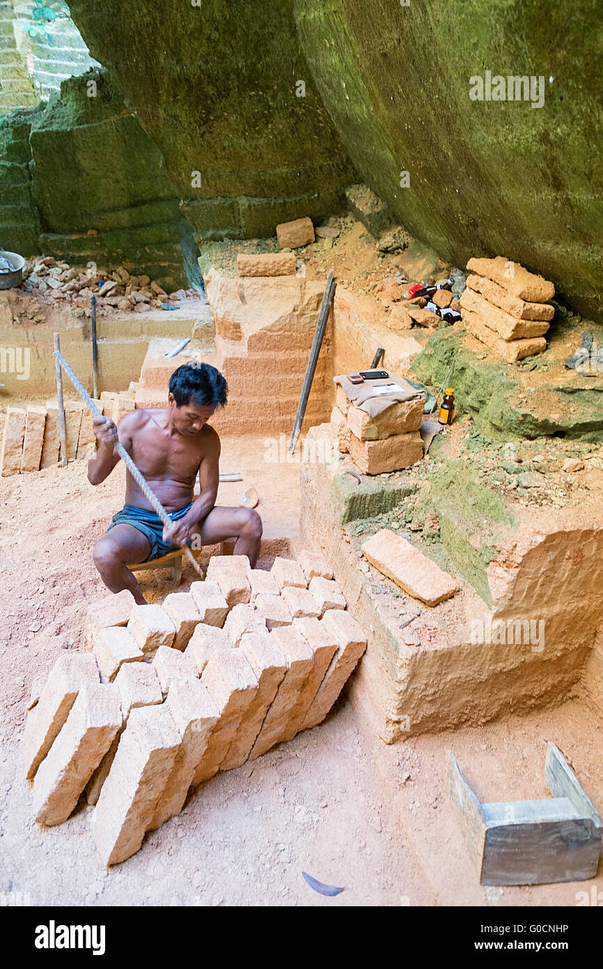 La vie quotidienne dans l'usine de briques traditionnelles Bangkalan situé dans l'île de Madura en Indonésie. Banque D'Images