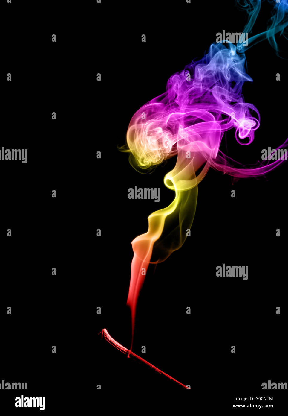 Résumé La fumée multicolore sur fond sombre Banque D'Images
