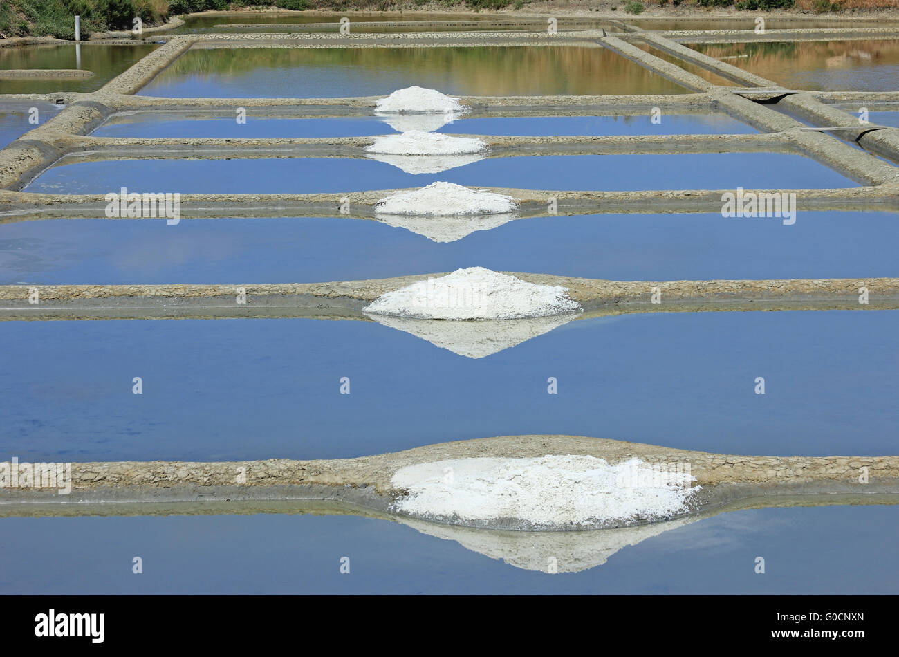 La production de sel de mer, Bretagne, France Banque D'Images