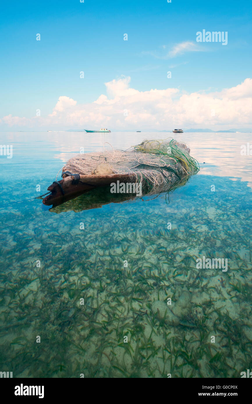 Seagypsy canoe et résille en pleine mer à marée basse. Banque D'Images