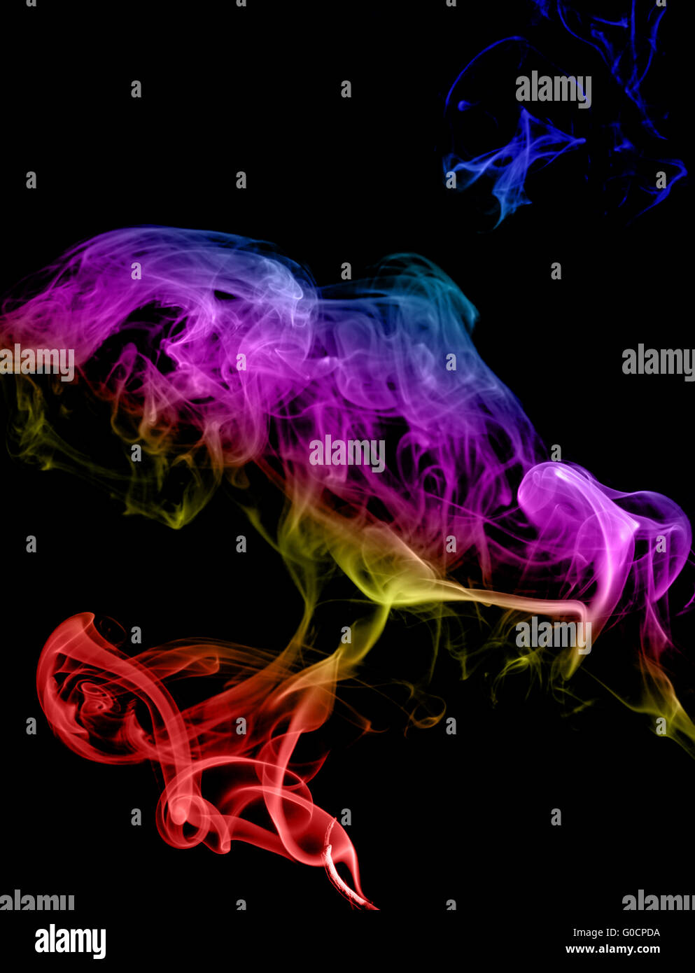 Résumé La fumée multicolore sur fond sombre Banque D'Images