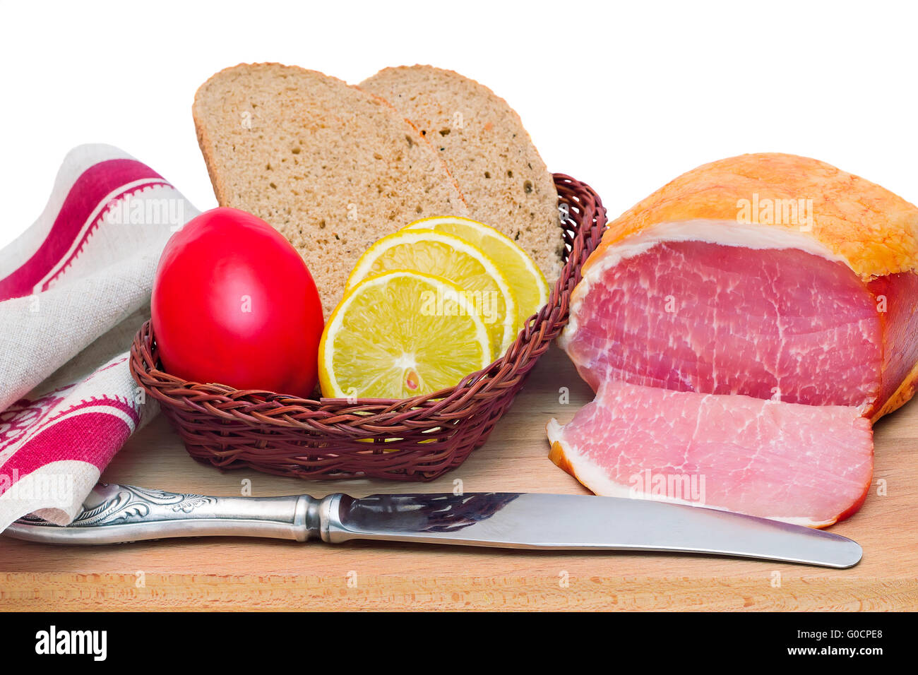 Jambon , du pain et des légumes sur un fond blanc. Banque D'Images