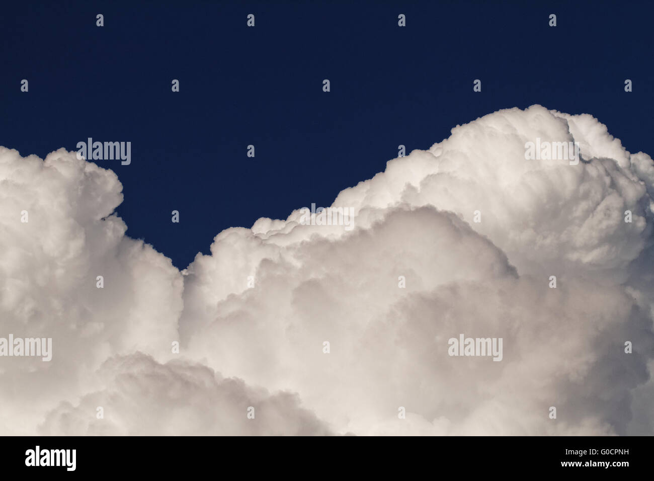 Fond de Ciel bleu avec des nuages blancs - contexte Banque D'Images
