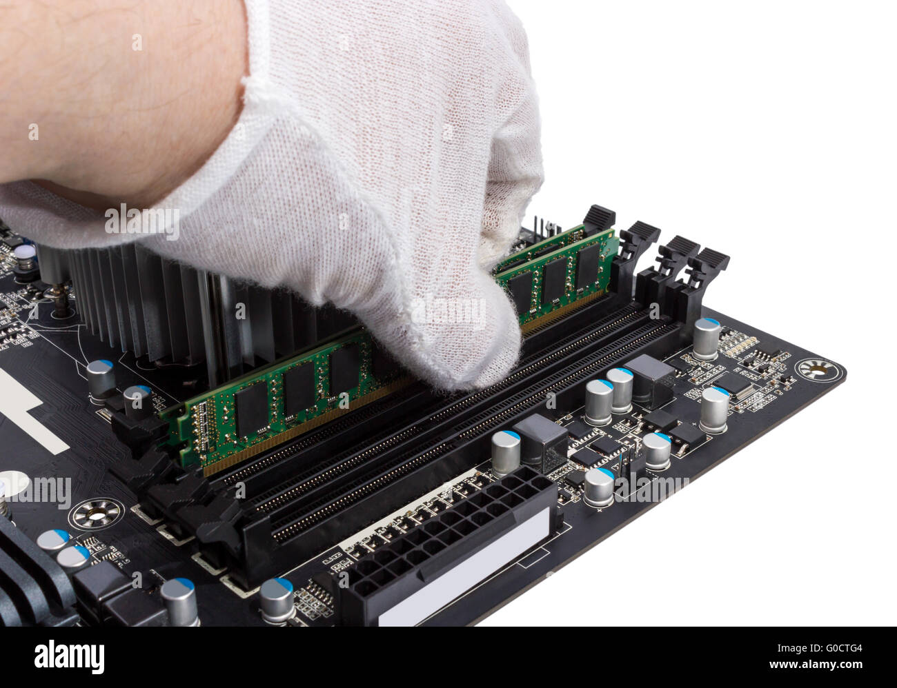 L'installation de module de mémoire dans l'emplacement DIMM sur PC moderne Banque D'Images