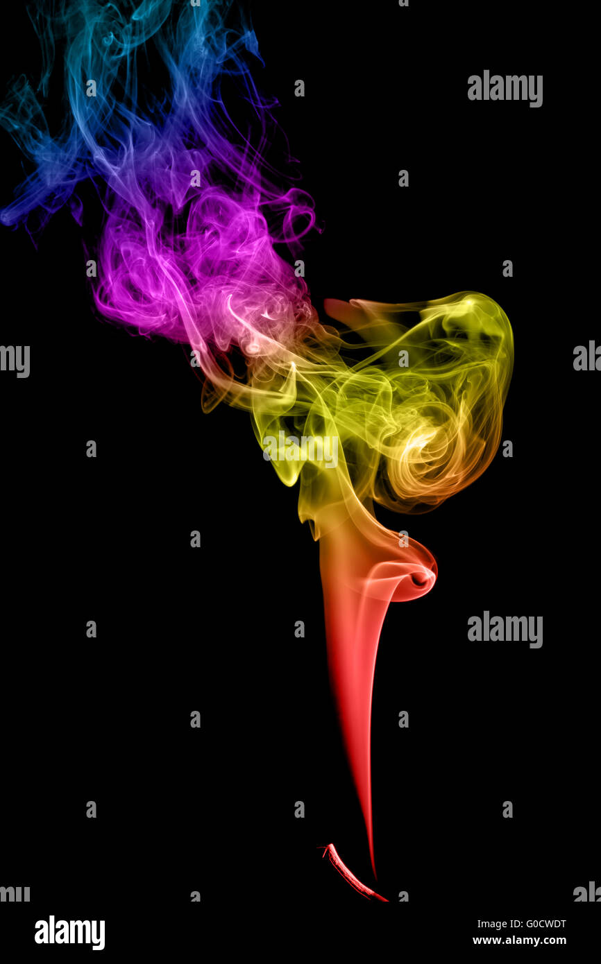 Résumé La fumée multicolore sur fond sombre Banque D'Images