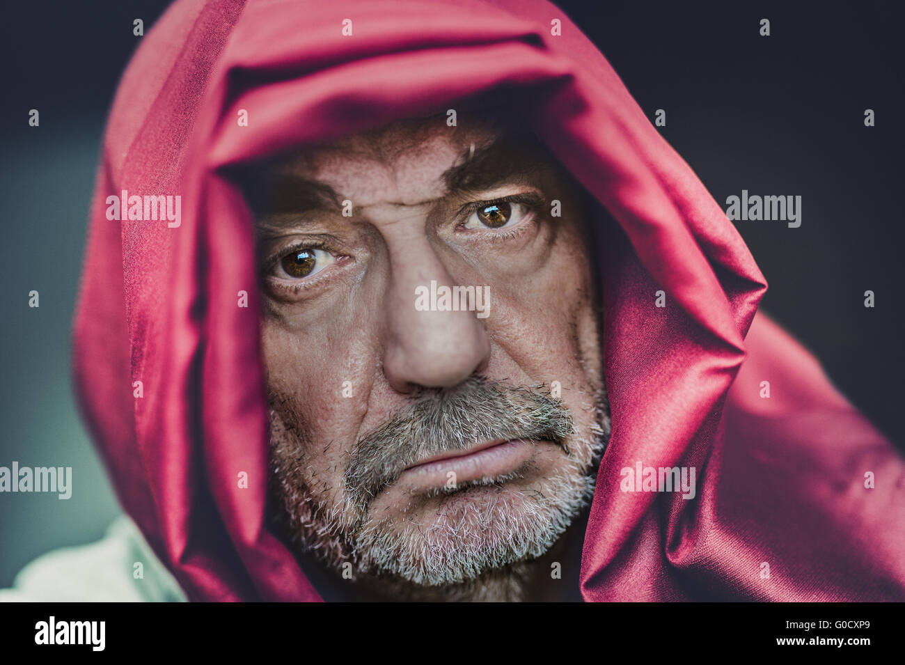 Portrait d'un vieil homme avec une écharpe rouge. Banque D'Images