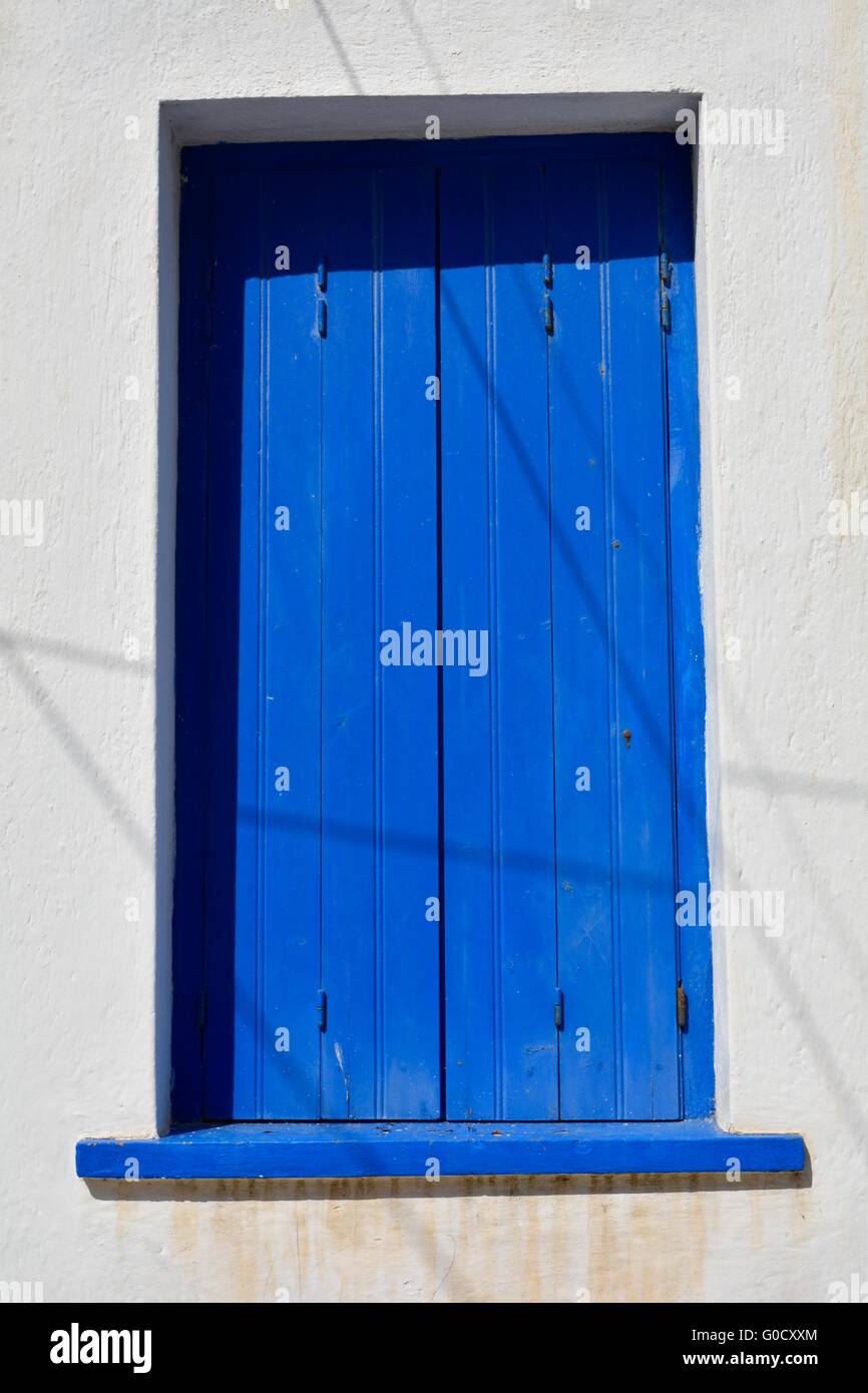 Des volets peints en bleu sur l'île grecque de Skópelos Banque D'Images