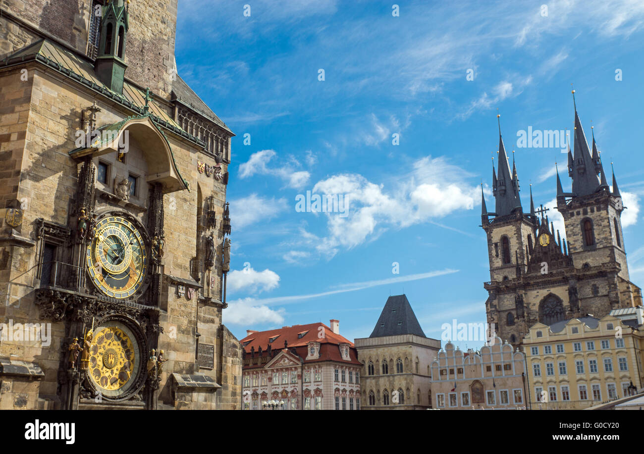 L'horloge astronomique et l'église à Prague Banque D'Images