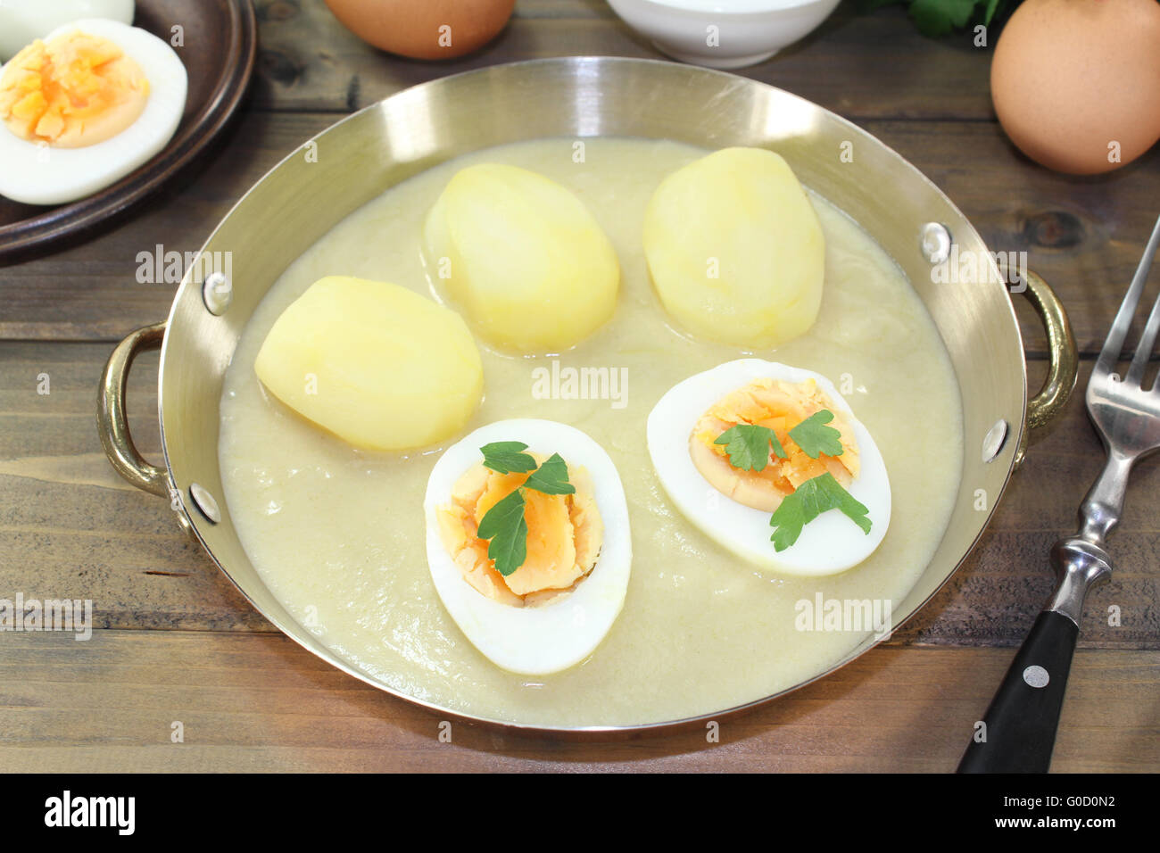 Oeufs moutarde aigre avec la sauce et les pommes de terre Banque D'Images