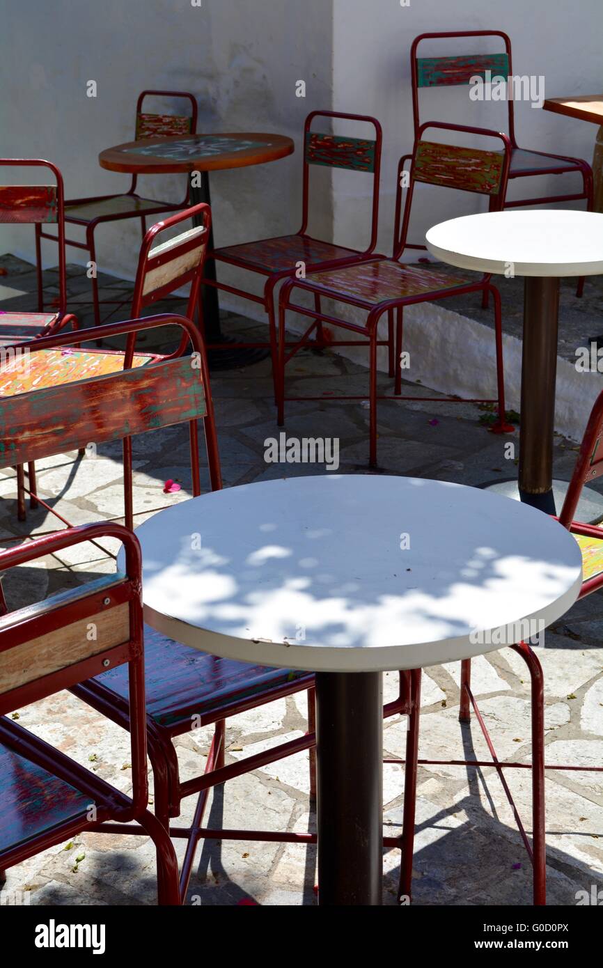 Chaises et tables à une taverne sur l'île de Skopelos, Grèce Banque D'Images
