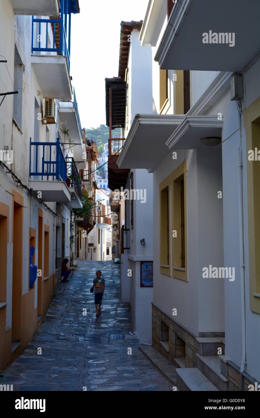 Ruelle de la ville de Skopelos sur l'île de Skopelos, Grèce Banque D'Images