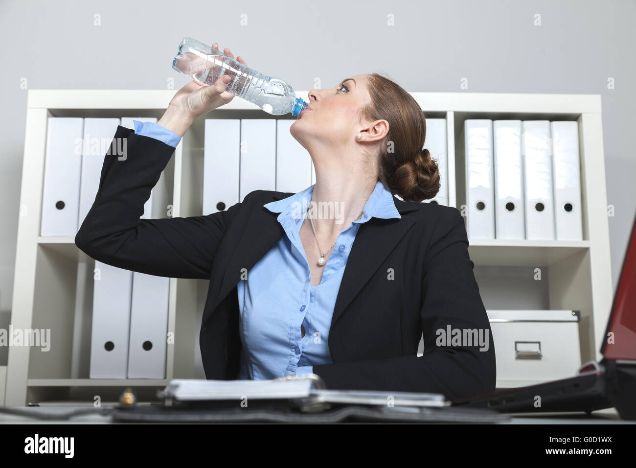 Businesswoman boit de l'eau Banque D'Images