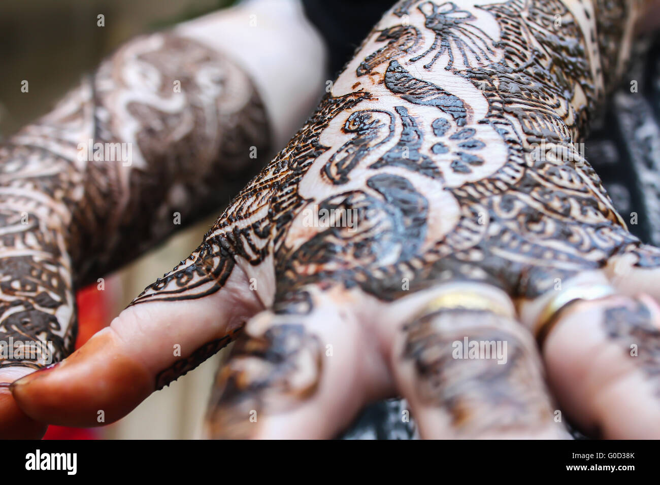 La conception de heena est sur les deux mains Banque D'Images