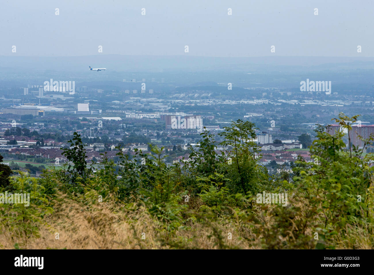 Entrée en avion atterrir à l'aéroport de Glasgow de Glasgow vue avec en arrière-plan Banque D'Images