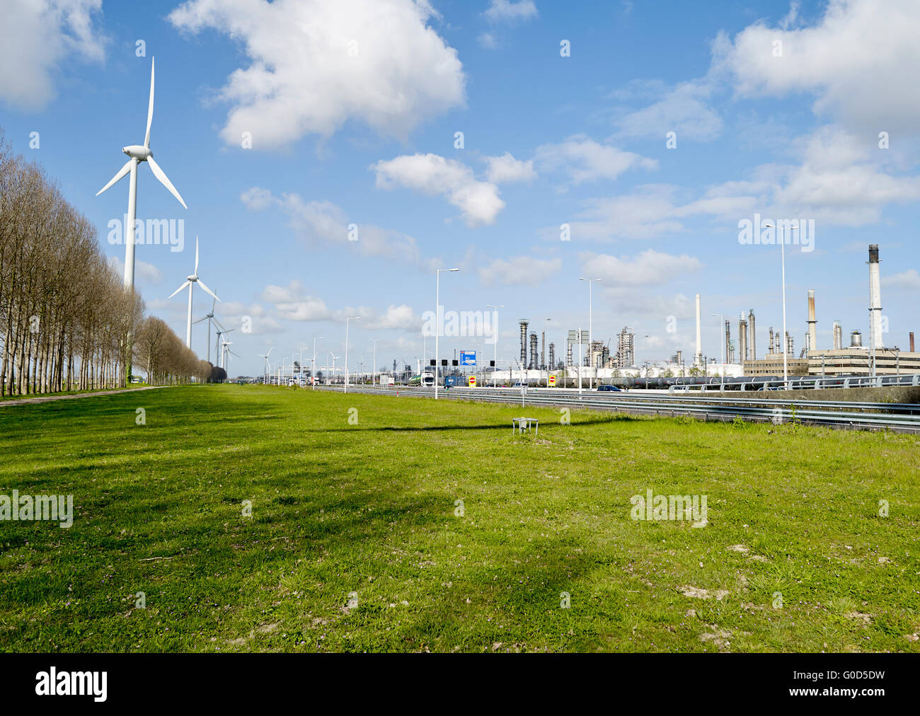 Contraste entre l'industrie durable et de l'industrie polluante. Près de l'éolienne, l'Europort Rotterdam, Pays-Bas Banque D'Images