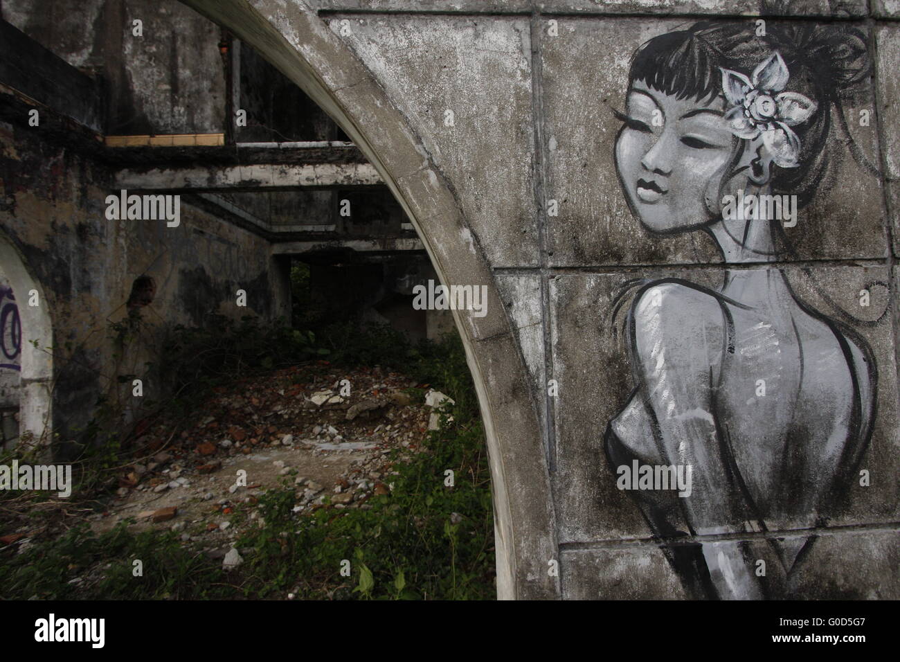 Maison en ruine à Kep, au Cambodge, avec des graffitis. Banque D'Images