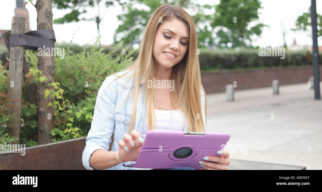 Jeune femme avec Tablet Banque D'Images