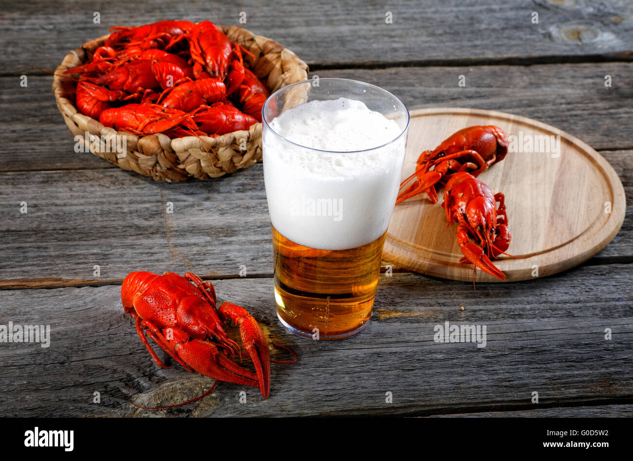 Les écrevisses bouillies savoureuses et bière sur table ancienne Banque D'Images