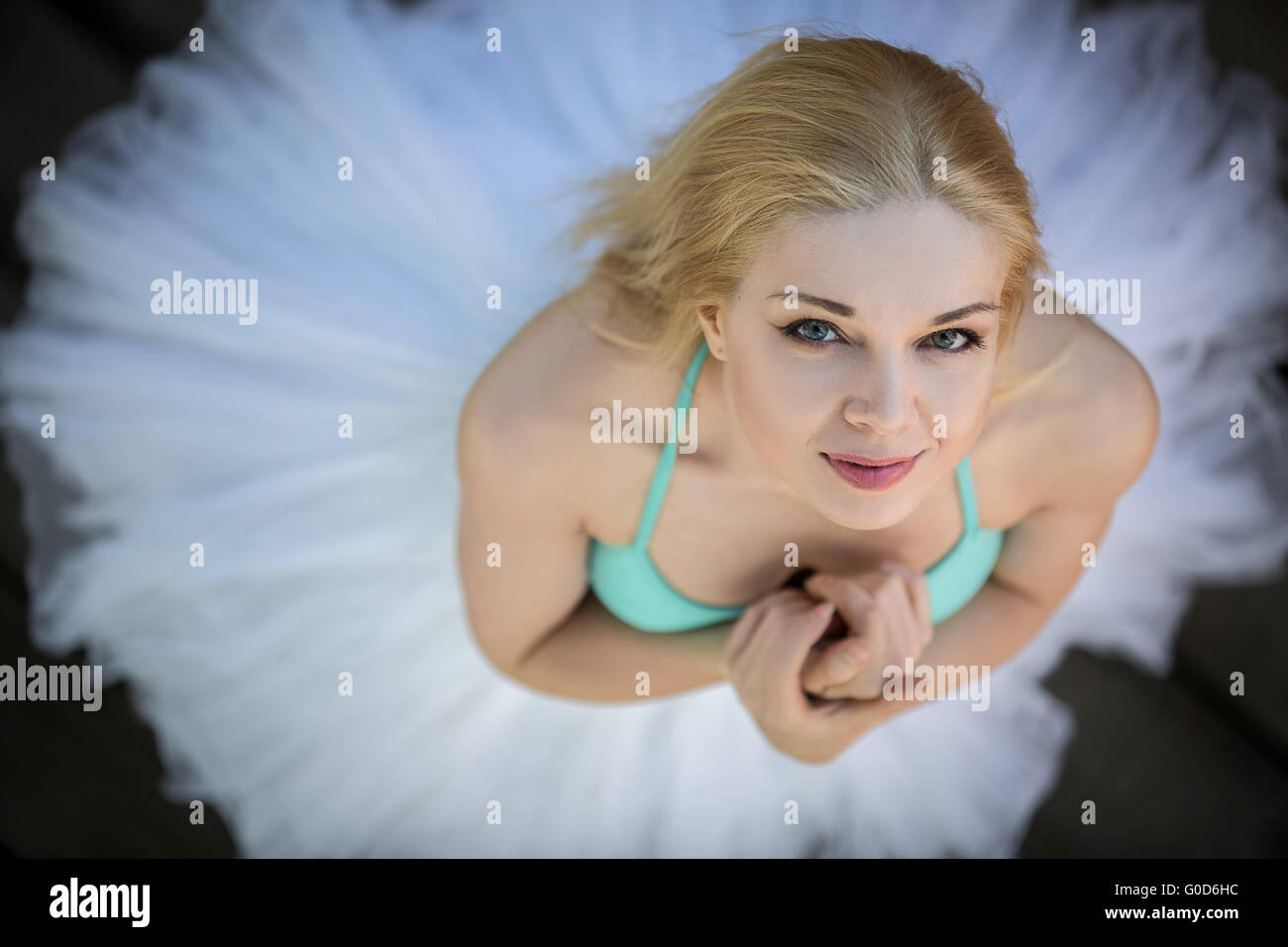 Fermer portrait of a cute ballerine en tutu blanc et bleu bathin Banque D'Images