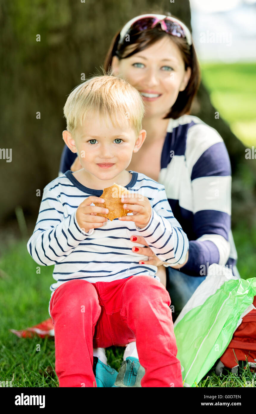 Joli portrait d'une mère et son fils au picnic en plein air Banque D'Images